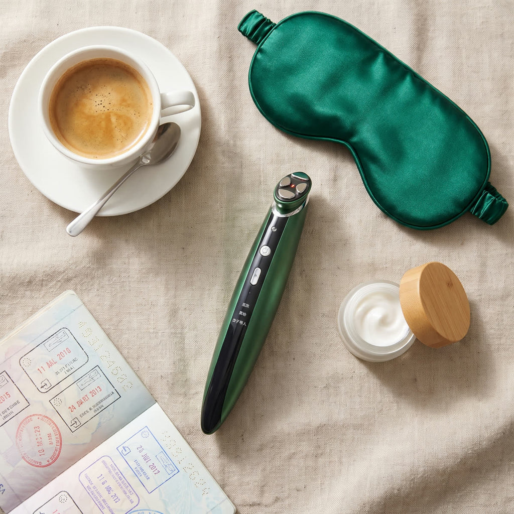 GlowEye mit Kaffee und Schlafmaske auf Reisen